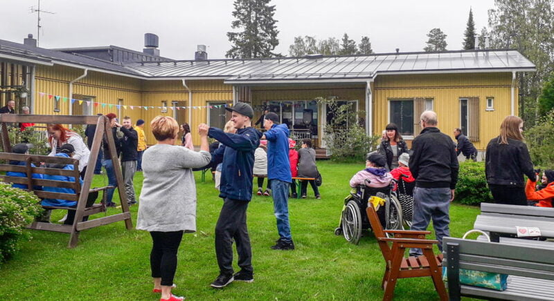 Ihmisiä tanssimassa