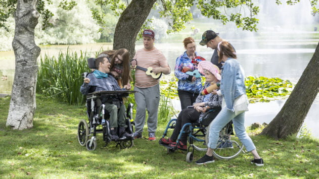 Leiriläiset puistossa