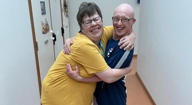 Kaksi henkilöä halaa toisiaan
