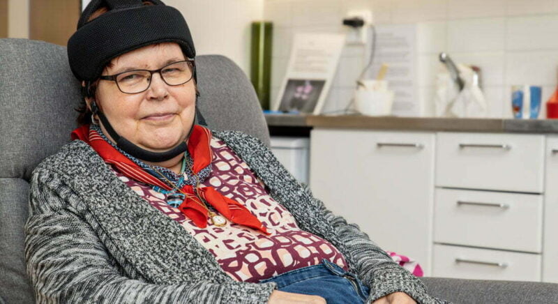 Henkilö katsoo kameraan ja hymyilee