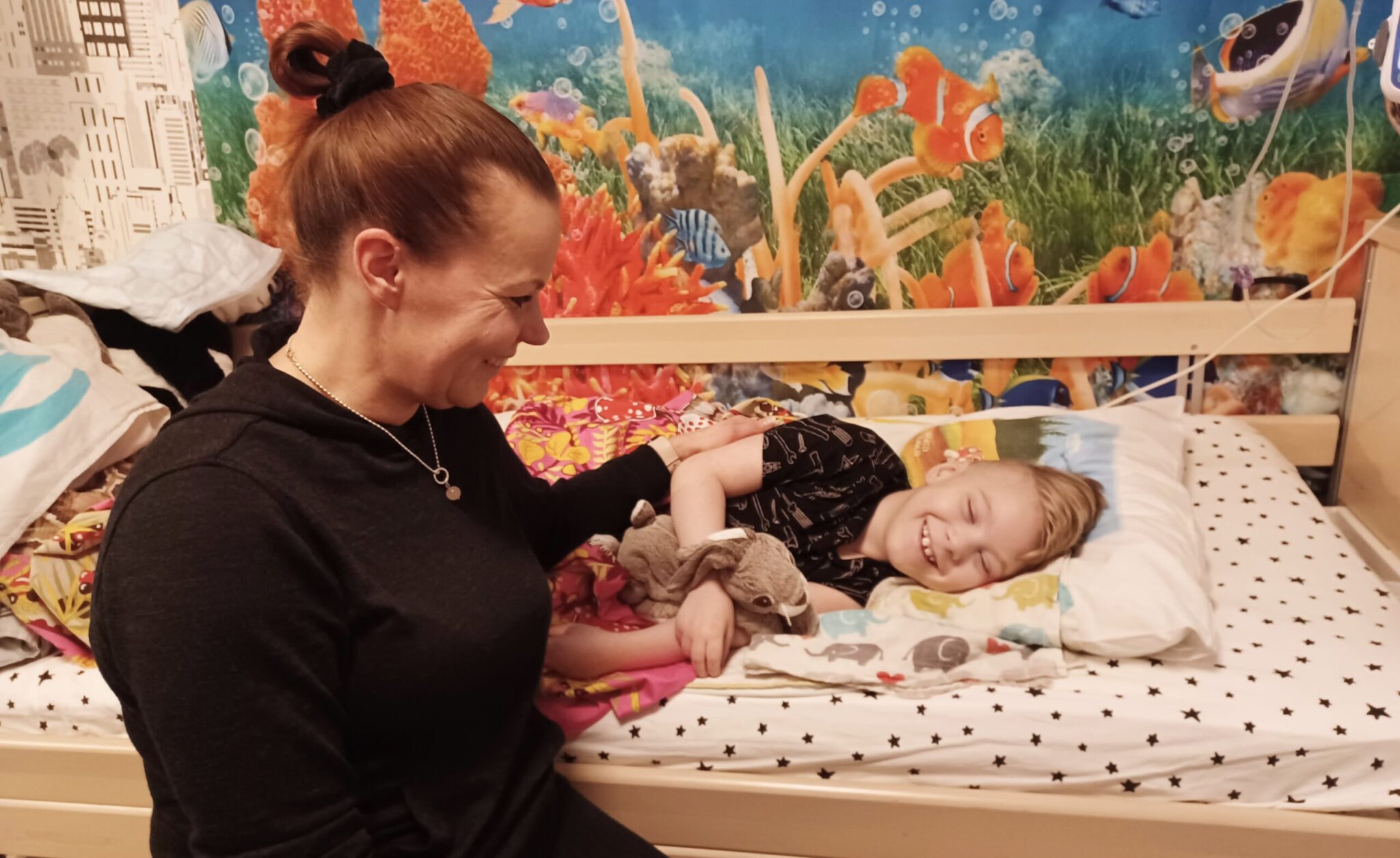 Milla Visuri perheen lapsen Vilhon kanssa.