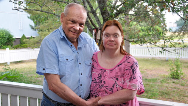 Tukena Poppelissa asuvat Sakari Palsala (76)  ja Sylvia Niva (60) ovat jo jääneet eläkkeelle,<br>mutta elävät aktiivista ja omannäköistään arkea. Poppelissa kuunnellaan ja toteutetaan<br>ikääntyvien
asukkaiden toiveita.