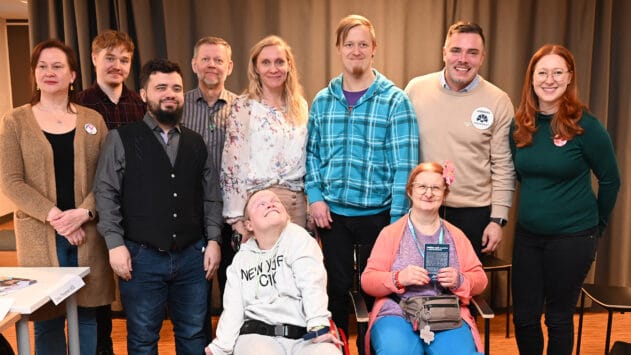 Vaalipanelistit ja asiakkaita