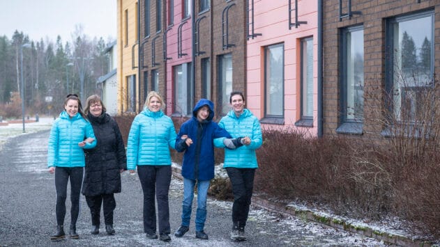 Työntekijät ja asiakkaat kävelevät polulla