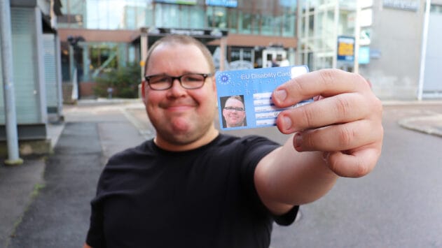 Henkilö EU:n Vammaiskortin kanssa