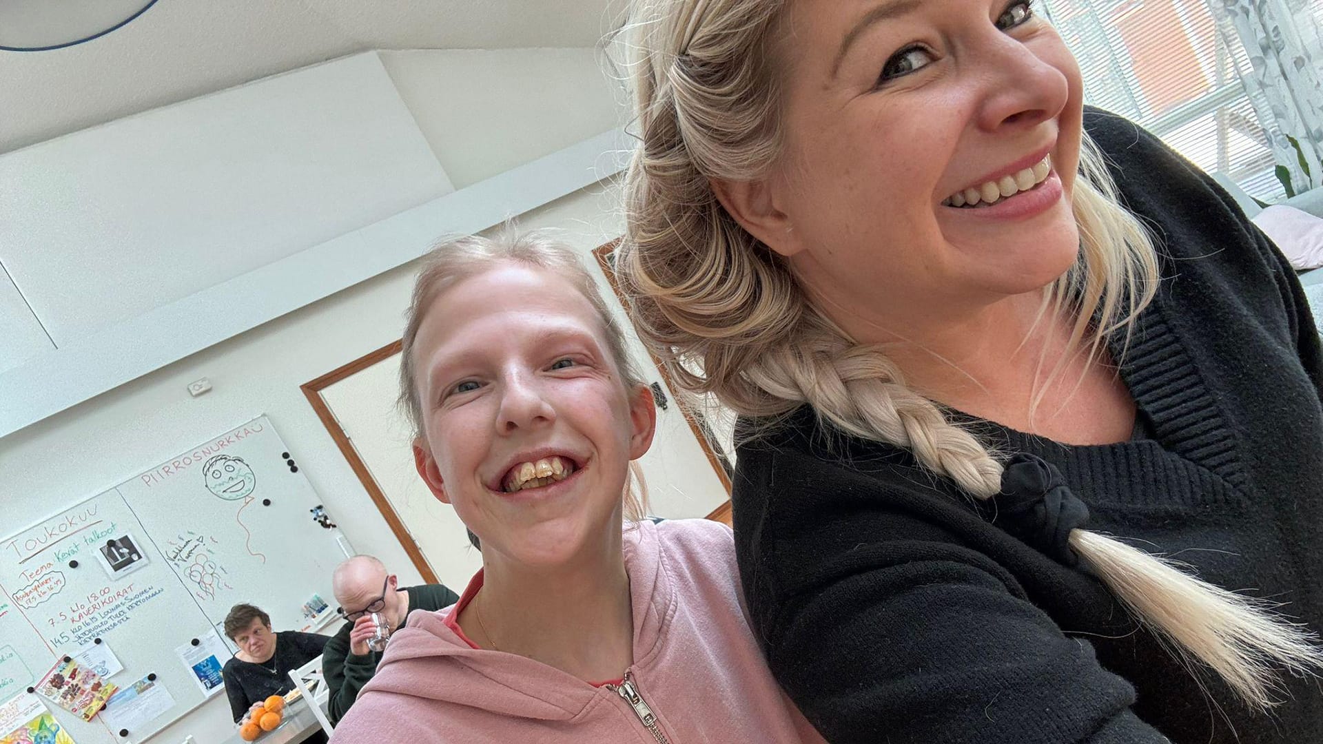 Mari Pietarinen tutustuu palveluyksikön arkeen